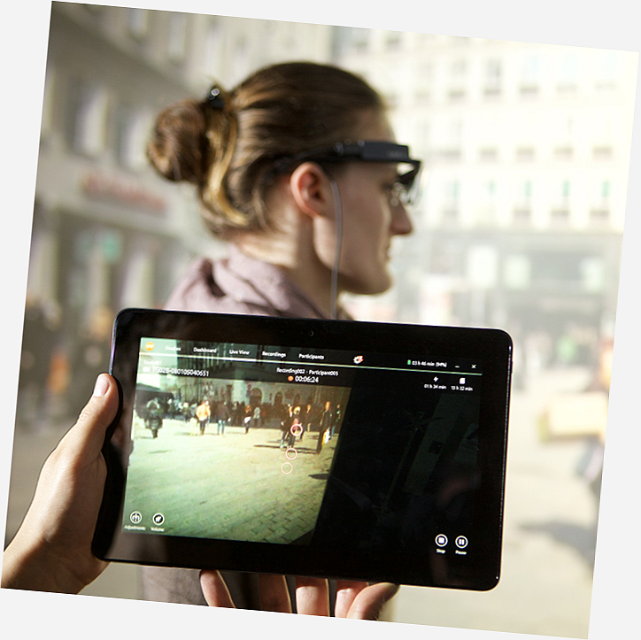Eyetrackingstudie - Frau mit Eyetracker