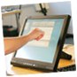 Person während Bedienung eines Touchscreens